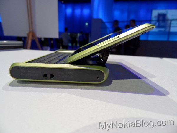 Nokia E7 Flip Test of latest QWERTY-touch hybrid hinge