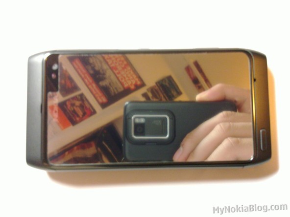 بالصور : واقي لشاشة جهاز N8 يعطي شكل المراة 20101217_002